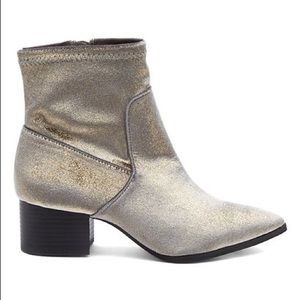 NIB 💥 Coconuts Metallic Silver Ankle Bootie